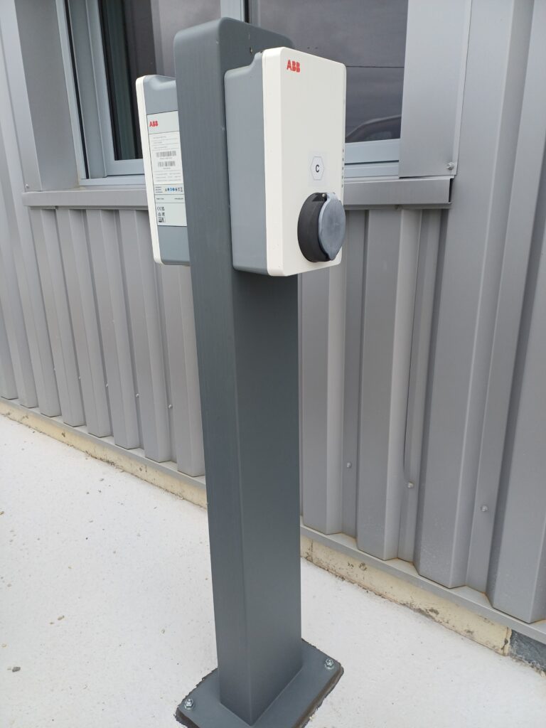Borne de recharge murale fixée sur un bardage