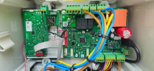 Carte de commande électronique câblée dans un boîtier