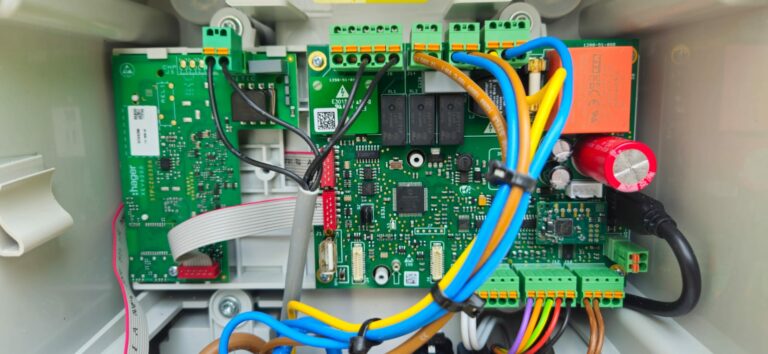 Carte de commande électronique câblée dans un boîtier