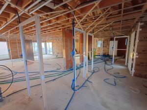 Chantier d'électricité dans une maison en construction