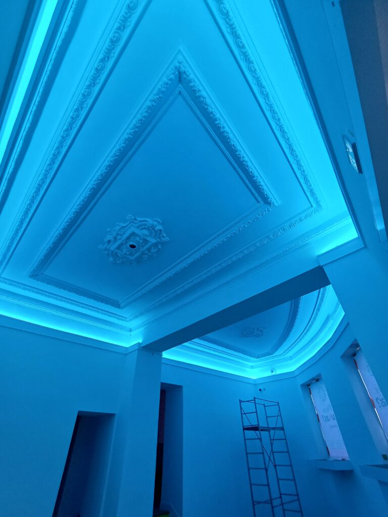 Plafond avec éclairage LED indirect