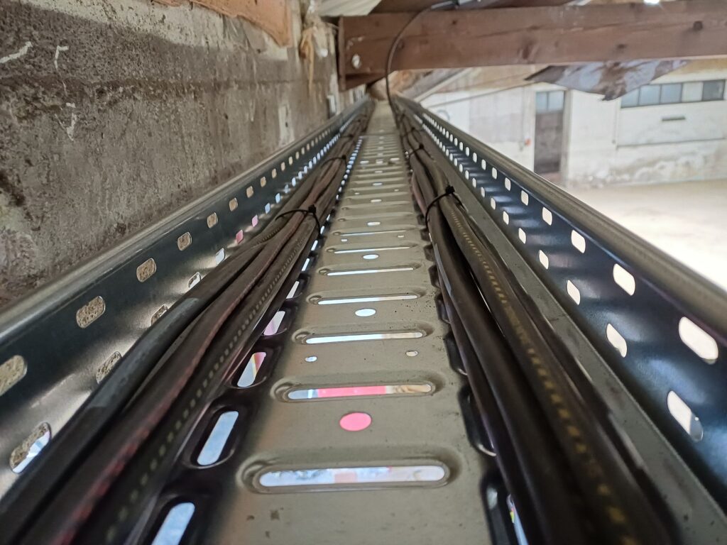 Chemin de câbles dans un bâtiment industriel