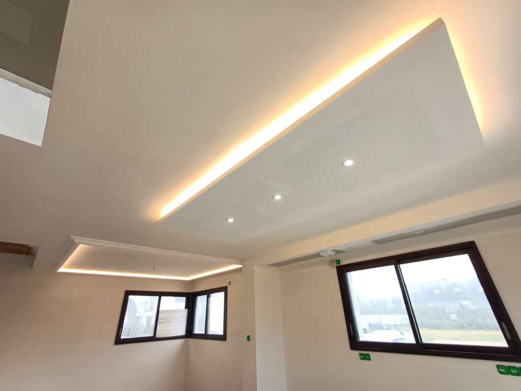 Éclairage LED intégré au plafond