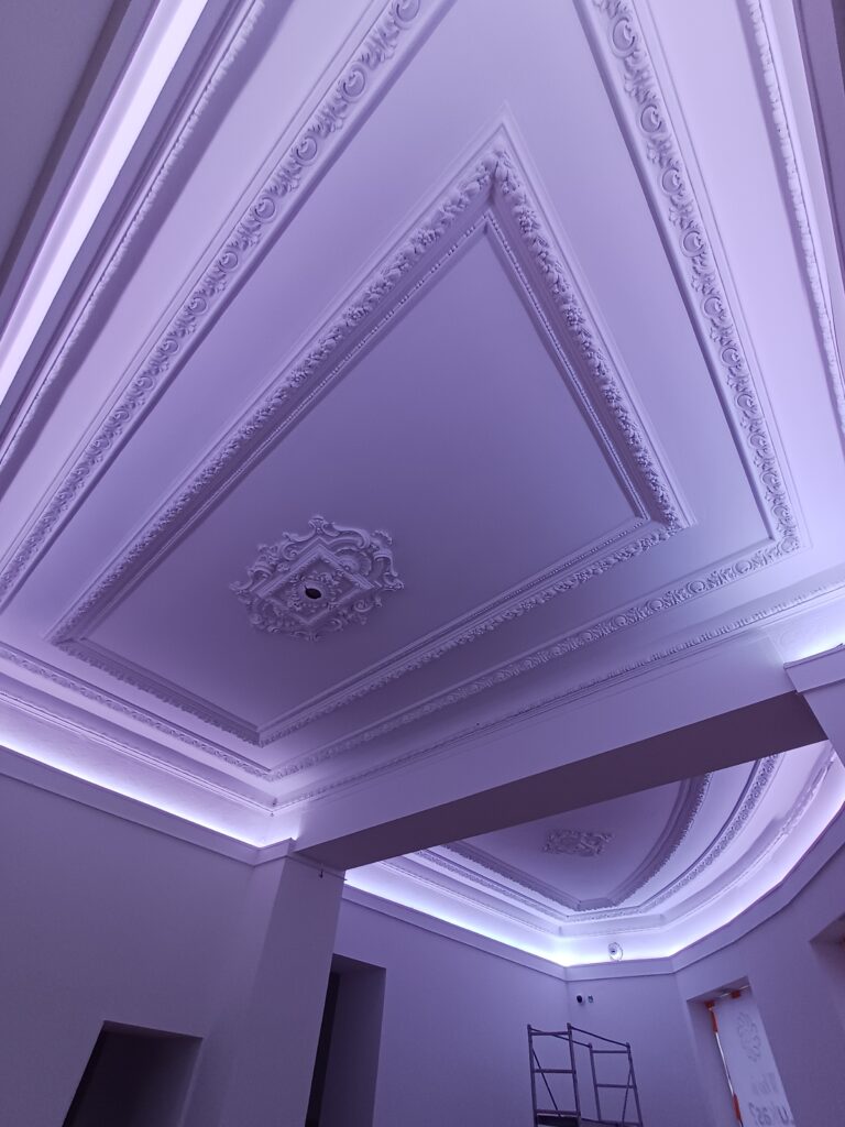 Éclairage LED d'ambiance au plafond