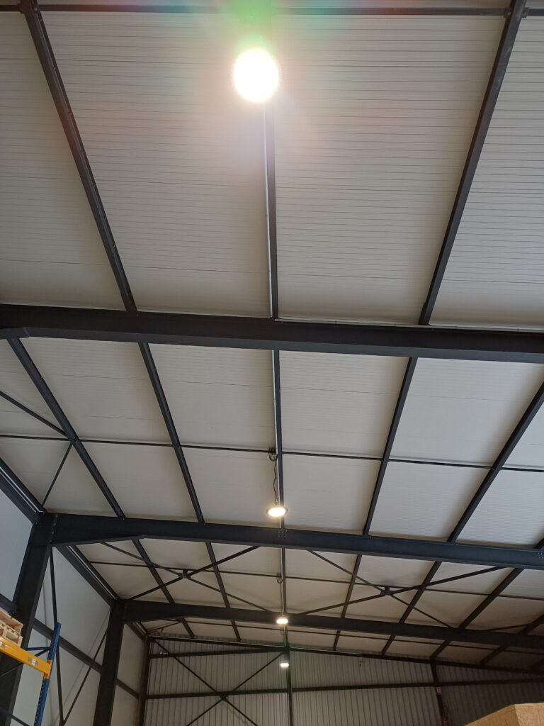 Faux plafond et éclairage d'un local tertiaire