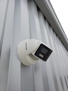 Caméra de vidéosurveillance fixée sur une façade