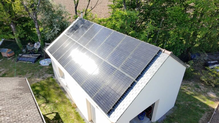 Vue aérienne d'une toiture entièrement équipée de panneaux photovoltaïques